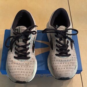 Brooks Ghost Sneakers, Woman’s 9